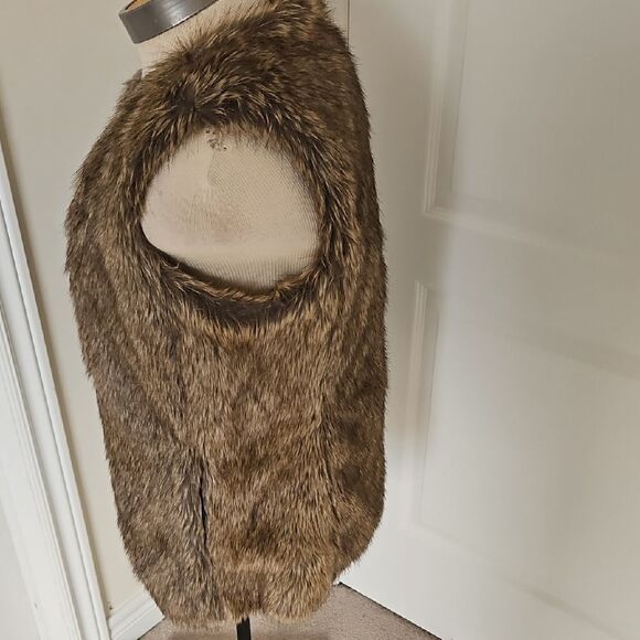 Old Navy Faux Fur Vest - Picture 4 of 16